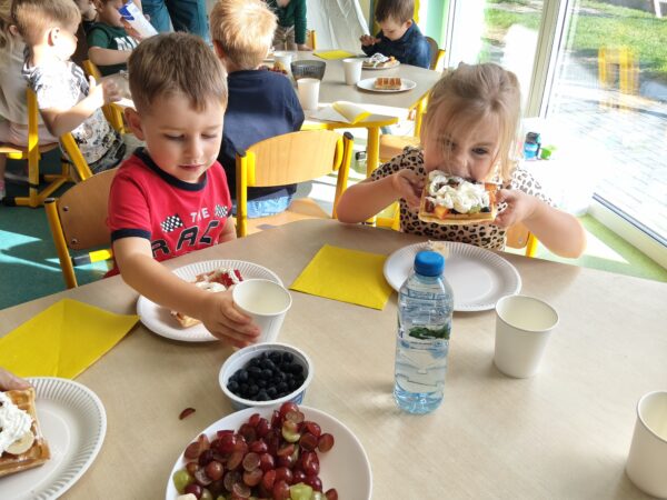 Misie świętują Dzień Chłopca i Dziewczynki.