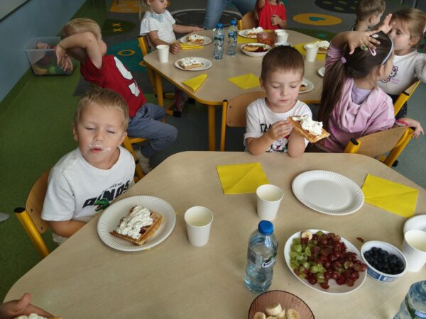 Misie świętują Dzień Chłopca i Dziewczynki.