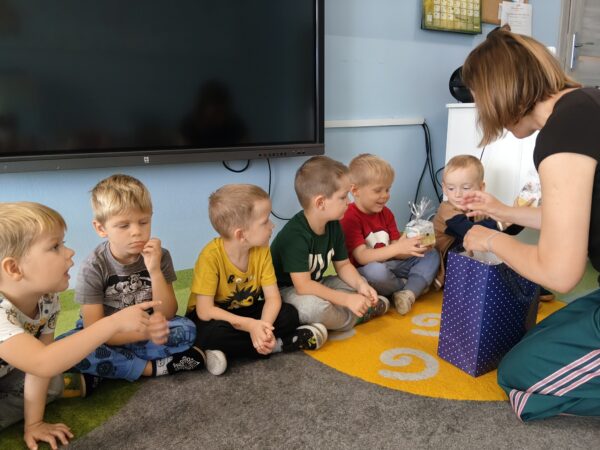 Misie świętują Dzień Chłopca i Dziewczynki.