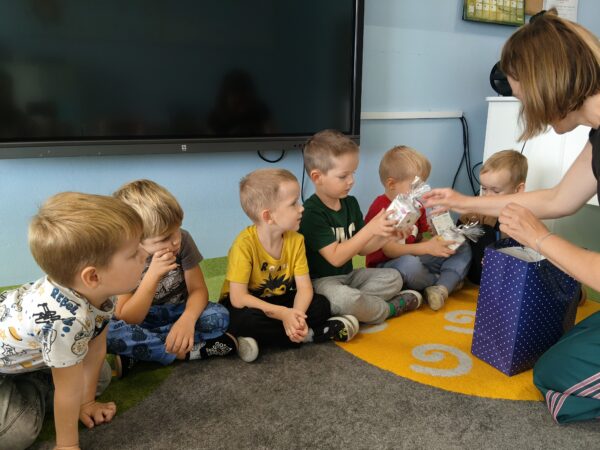Misie świętują Dzień Chłopca i Dziewczynki.