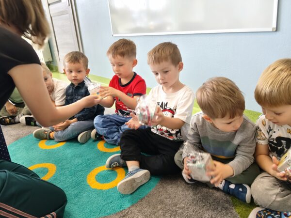 Misie świętują Dzień Chłopca i Dziewczynki.