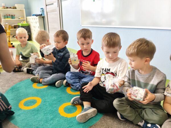Misie świętują Dzień Chłopca i Dziewczynki.