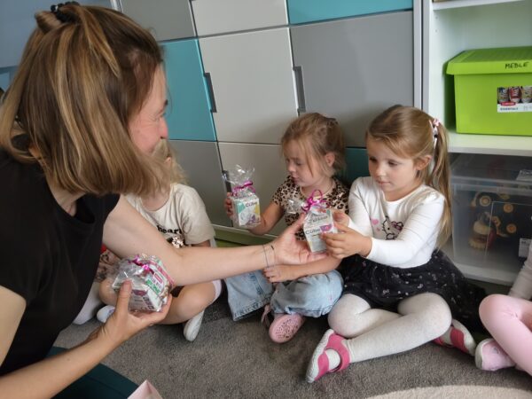 Misie świętują Dzień Chłopca i Dziewczynki.