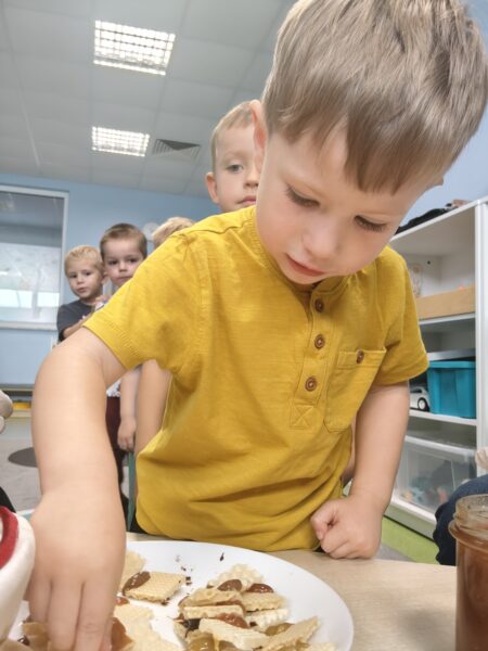 Kacperek bierze udział w warsztatach pszczelarskich.