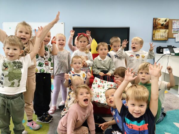 Franek świętuje w przedszkolu 4. urodzinki.