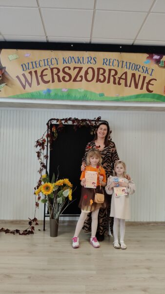 Nellla i Hania z dyplomami